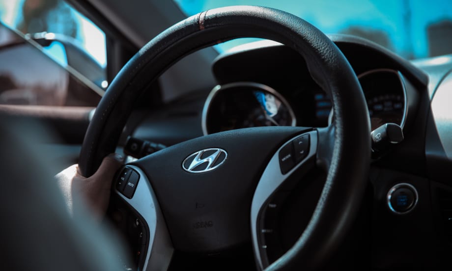A picture of a dark Hyundai steering wheel.