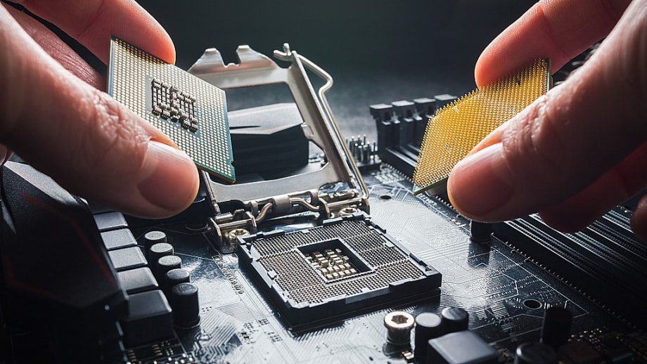 Intel CEO Urges Moving Chip Production to U.S. and Europe