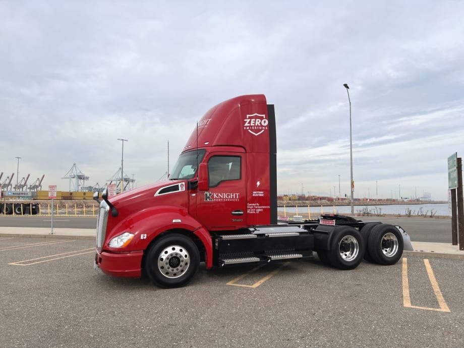 Knight-Swift Takes Delivery of its First Kenworth T680E