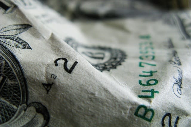 Economic Watch: Consumer Confidence Falls from Seven-Year High