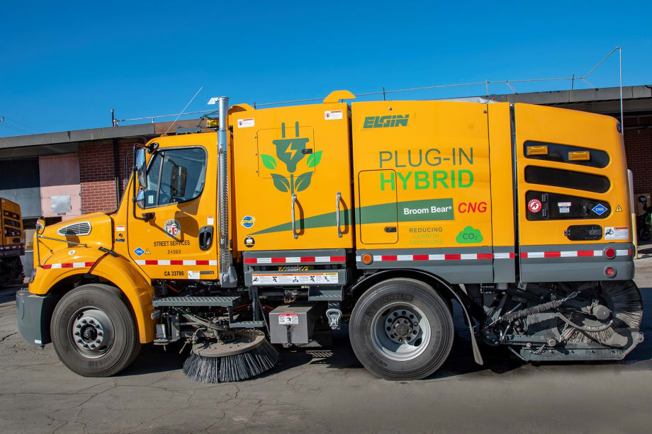 Los Angeles Rolls Out 2 Hybrid Street Sweepers