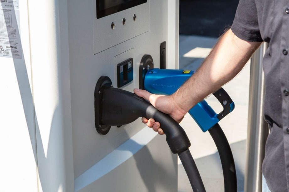 Daimler Truck Plans to Create Nationwide Truck Charging Network