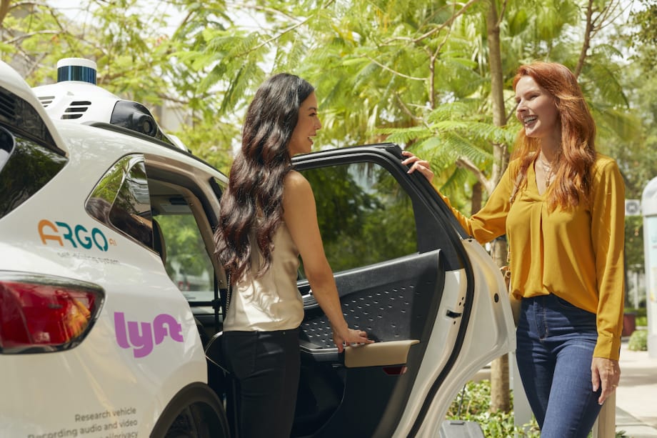 Ford, Lyft to Launch Self-Driving Car Network this Year