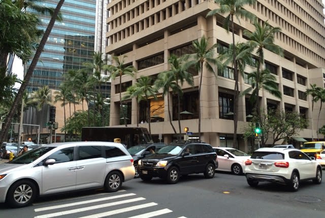 [VIDEO]: Honolulu Uber Driver Threatens Taxi with Knife