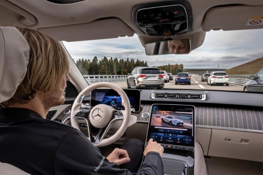 Mercedes to Roll Out Level 3 Driverless Functions in 2022