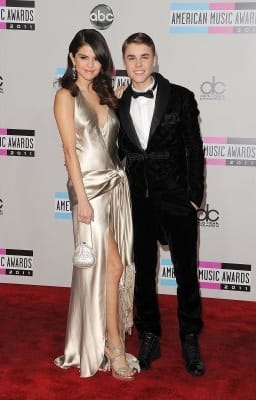 Celebrities Give Good Face at the American Music Awards