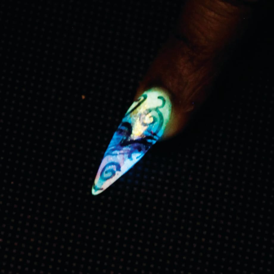 Party Nails: Glow Nails with Embedded Tinsel