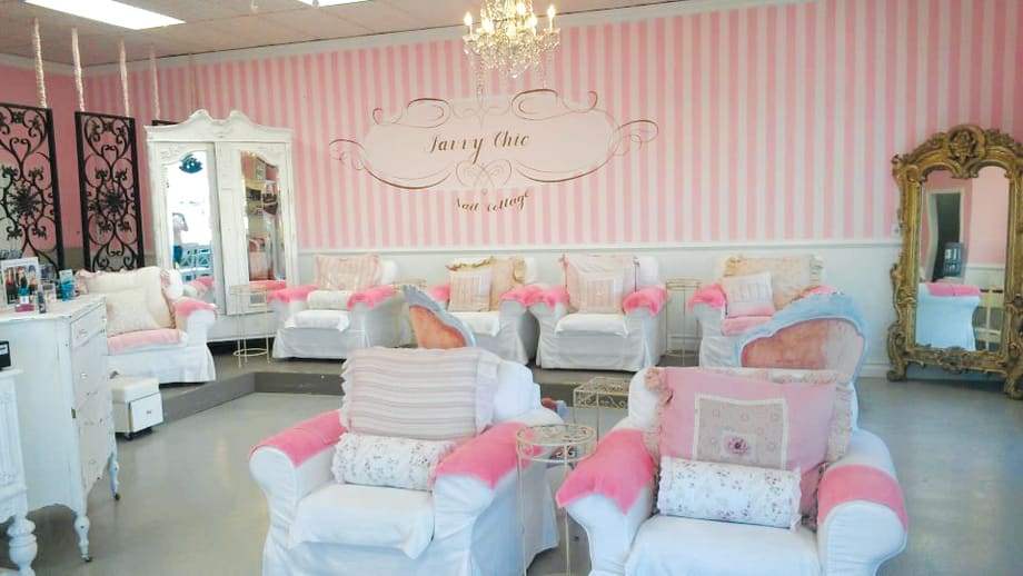 The Theme’s the Thing: Savvy Chic Nail Cottage