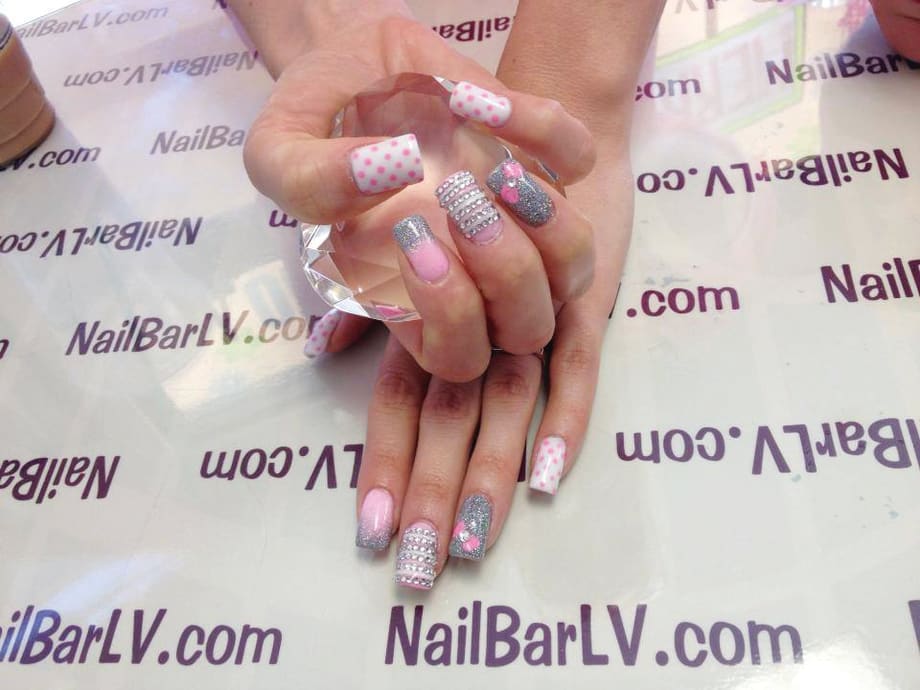 Step-and-Repeat-Style Backgrounds for Nail Art