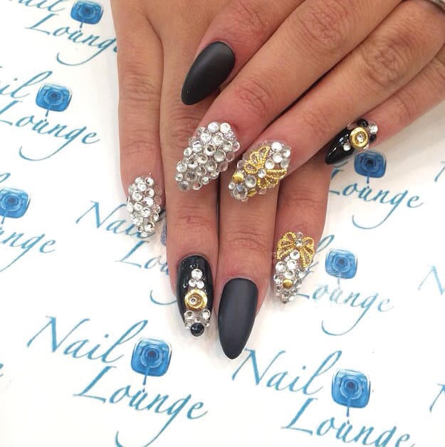 Step-and-Repeat-Style Backgrounds for Nail Art