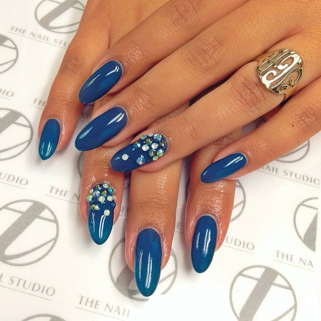 Step-and-Repeat-Style Backgrounds for Nail Art