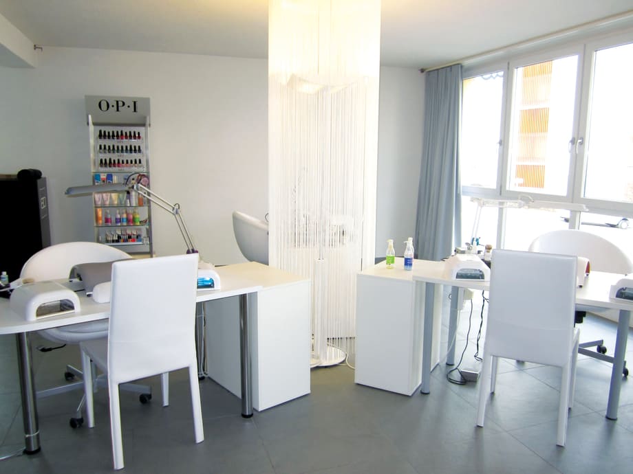 On the Road: Nails & Cosmetics