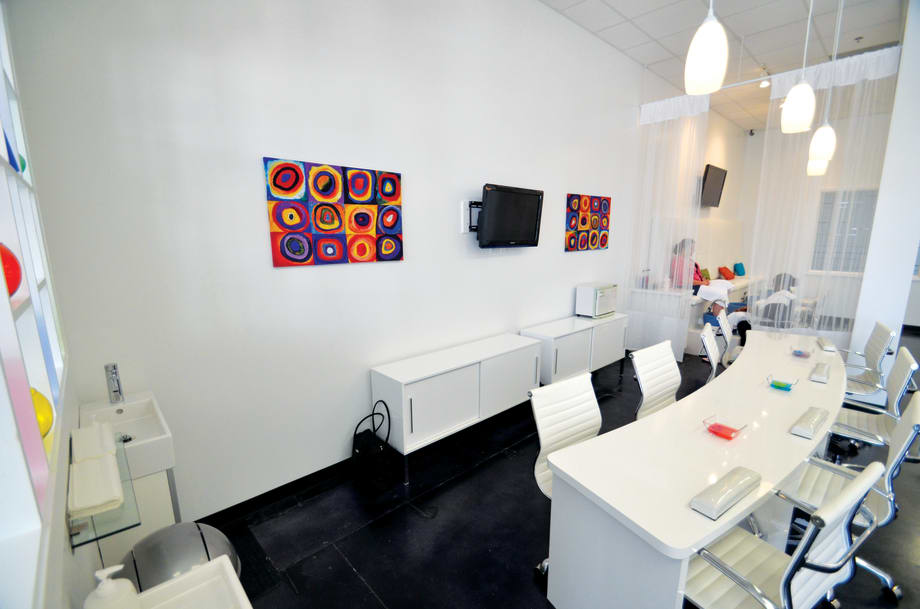 A Social Experience in a Salon that Pops with Color