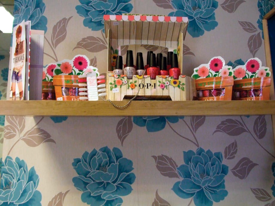 Salon Window Displays: 6 Examples