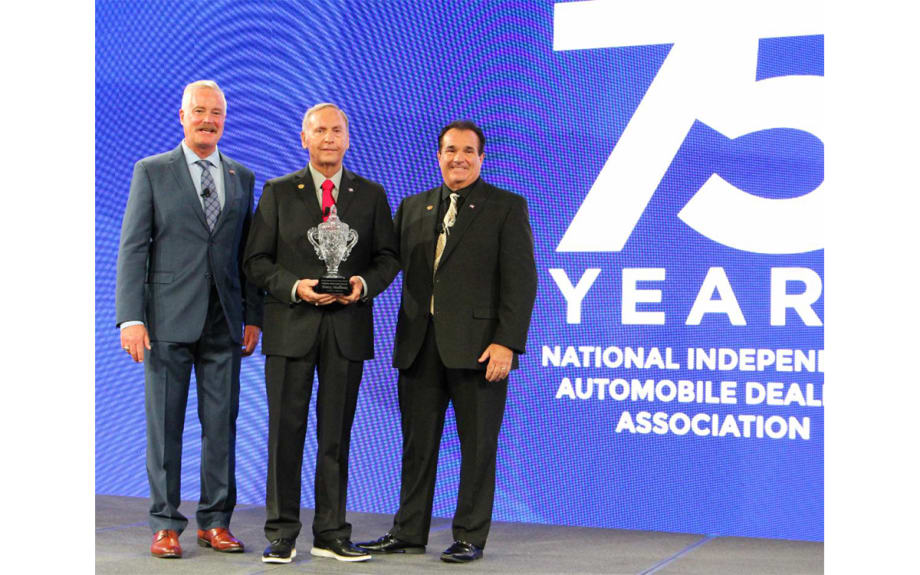 Henry Mullinax Receives Michael R. Linn NIADA Lifetime Achievement Award