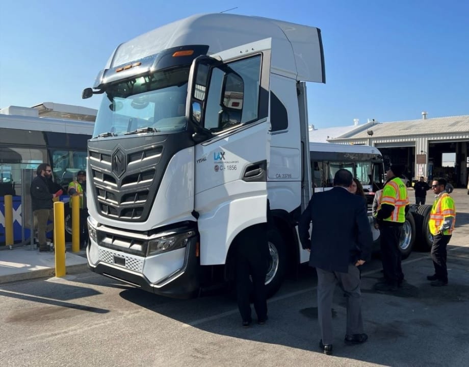 First Heavy-Duty Electric Truck Delivered to LAX 