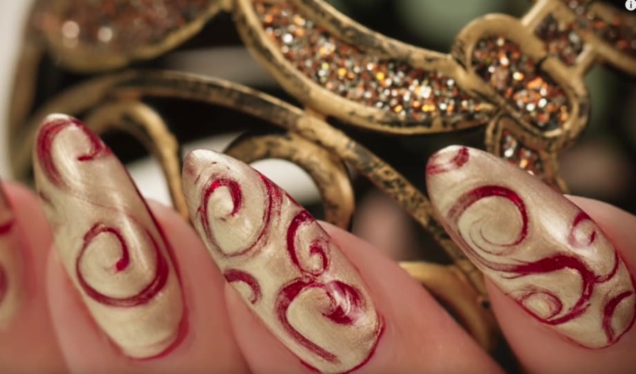 Ornament Swirl Holiday Nail Tutorial