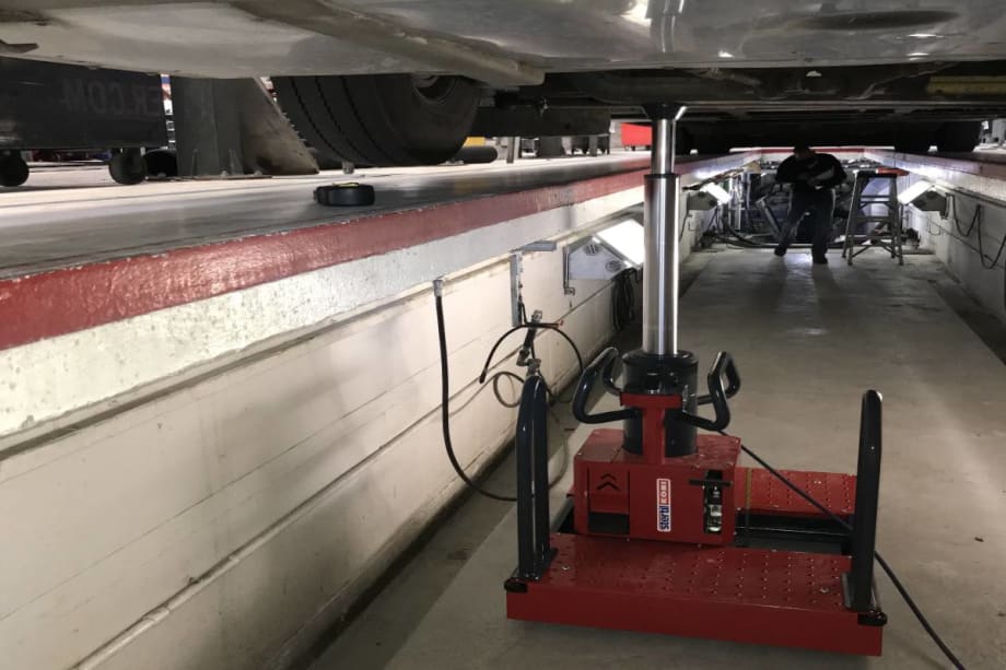 Stertil-Koni Floor Pit Jacks with Hydraulic Telescopic Piston Deliver Safe Lifting