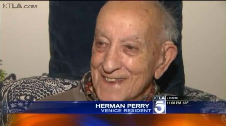 Video: LAPD Officers Surprise WWII Veteran With Christmas Tree, Presents