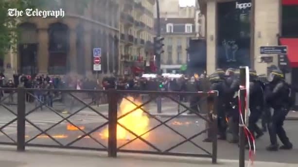Video: French Police Officers Injured in May Day Workers' March in Paris