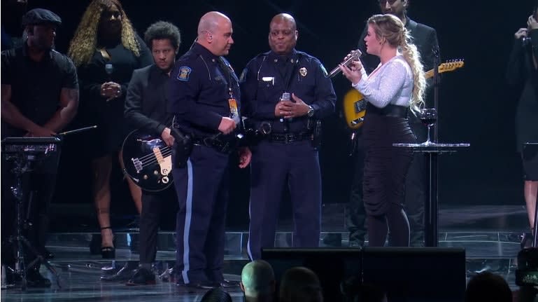 American Idol Star Kelly Clarkson Asks 2 Kansas Troopers to Join Her on Stage