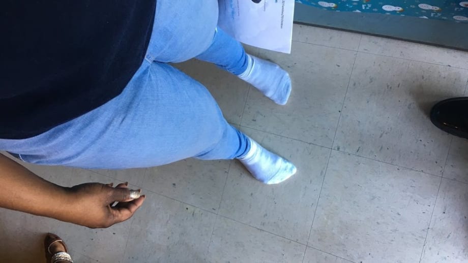 FL Police Employee Gives Girl Shoes Off Her Feet