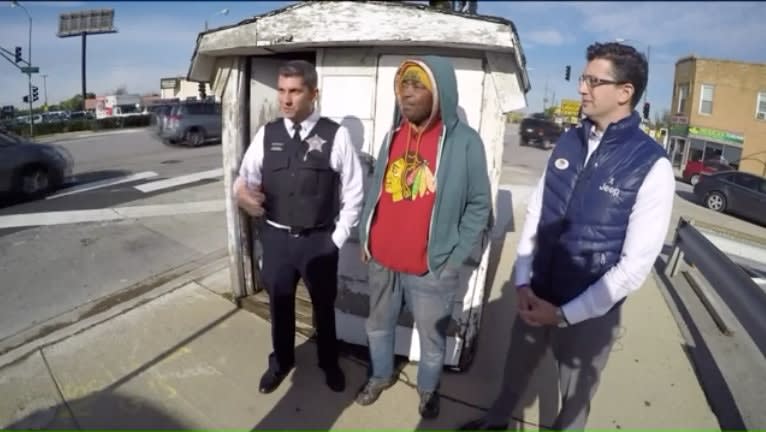 Video: Chicago Police Lieutenant Rallies Volunteers to Refurbish Veteran’s Newsstand