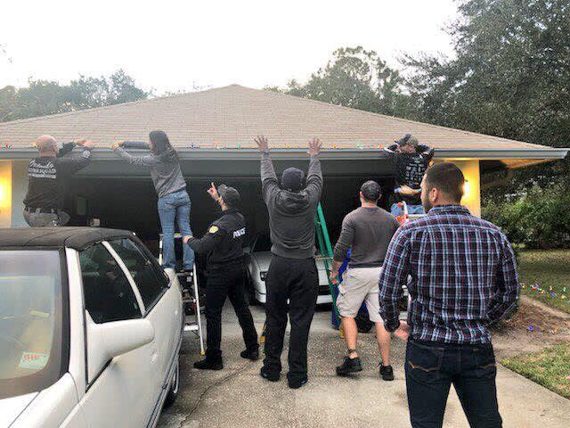Florida Officers Add Christmas Decorations to Home of Injured Colleague