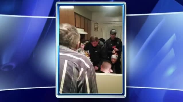 Video: Tennessee Officers Take Groceries to Disabled Man