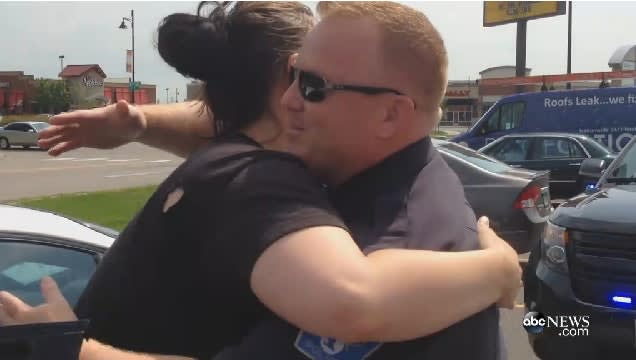 Video: Minnesota Officer Spends Last Day on the Job Handing Out Gifts to People He Served
