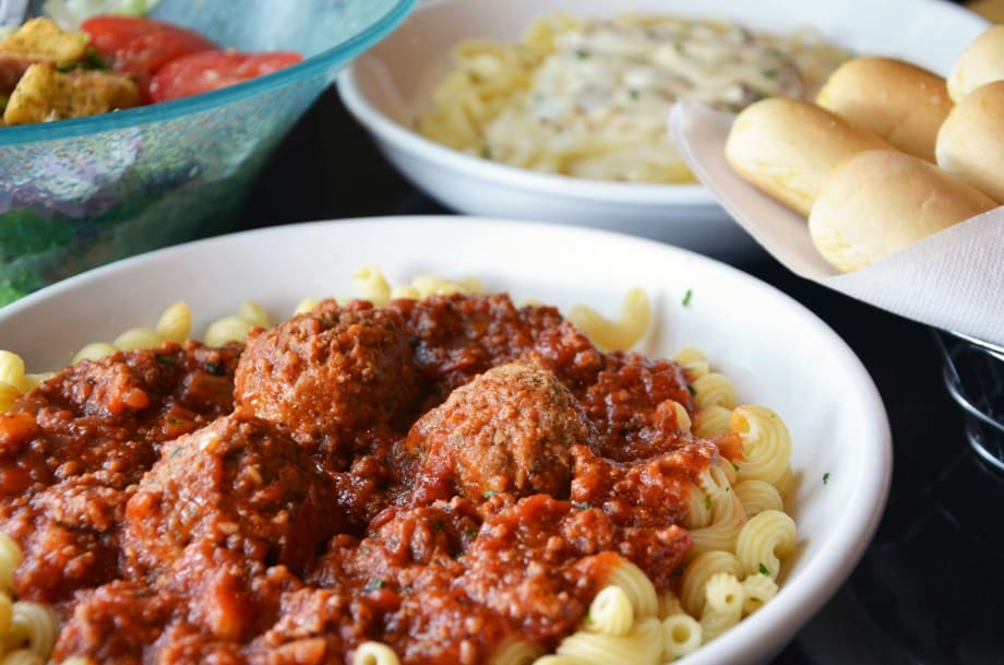 Restaurant Chain Celebrates Labor Day by Delivering Hot Meals to Police Departments