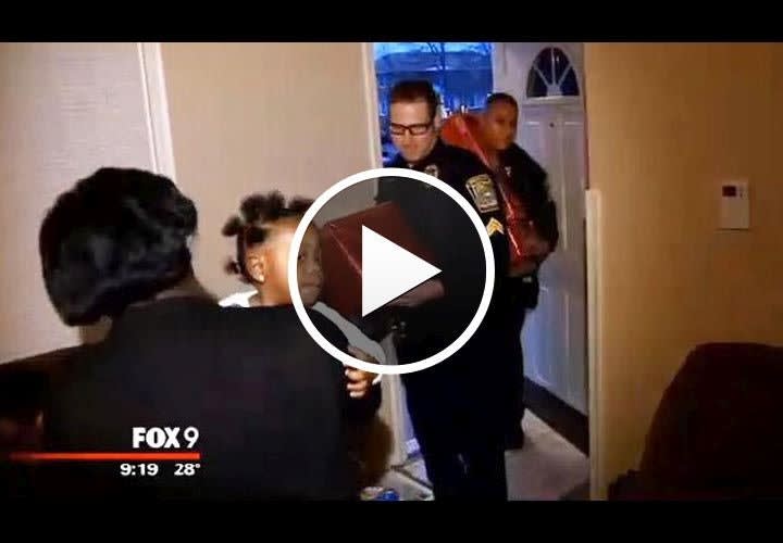 Minnesota Officers Replace Family's Stolen Christmas