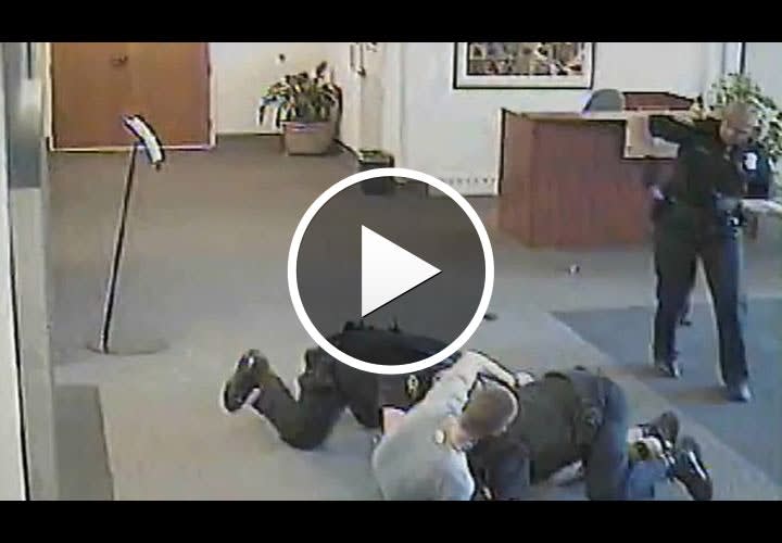 Video: Ore. Man Grabs Officer's Gun in City Hall