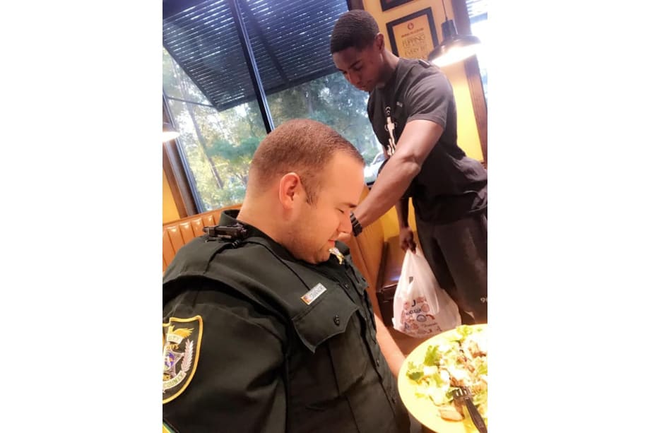Image of Florida Student Praying for Officer at Restaurant Goes Viral