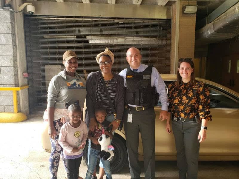 GA Deputy Helps Woman with Child Seats Instead of Citing Her