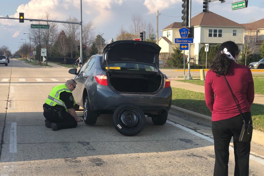 Illinois Officer Seen Changing Stranded Motorist's Tire