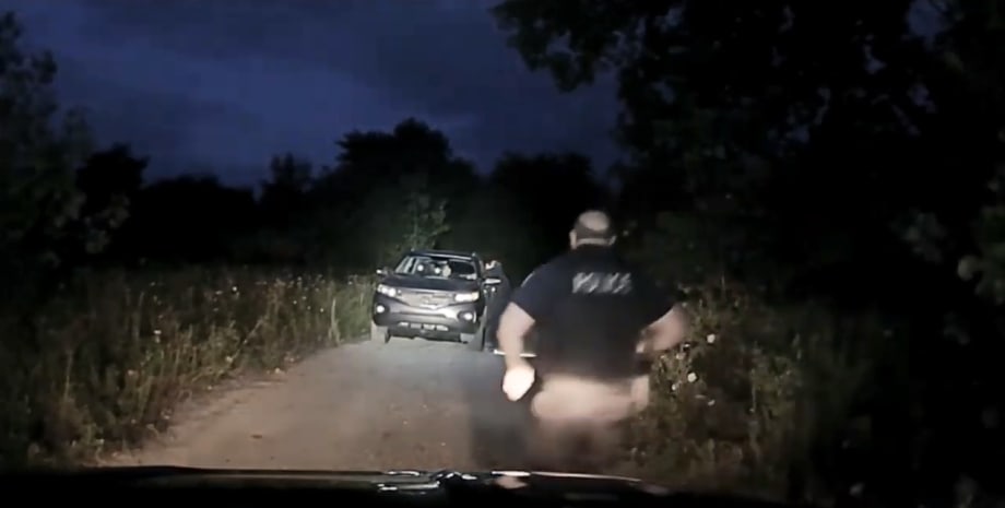 Video: Illinois Officer Shoots, Kills Armed Murder Suspect