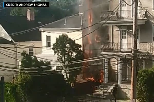 New York Officers Rescue Residents from Burning Building