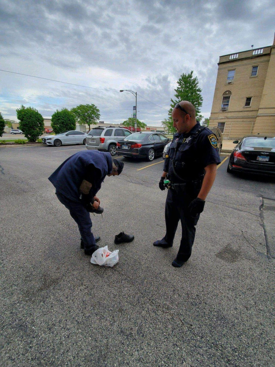 Illinois Officer Gives Homeless Man the Shoes off his own Feet