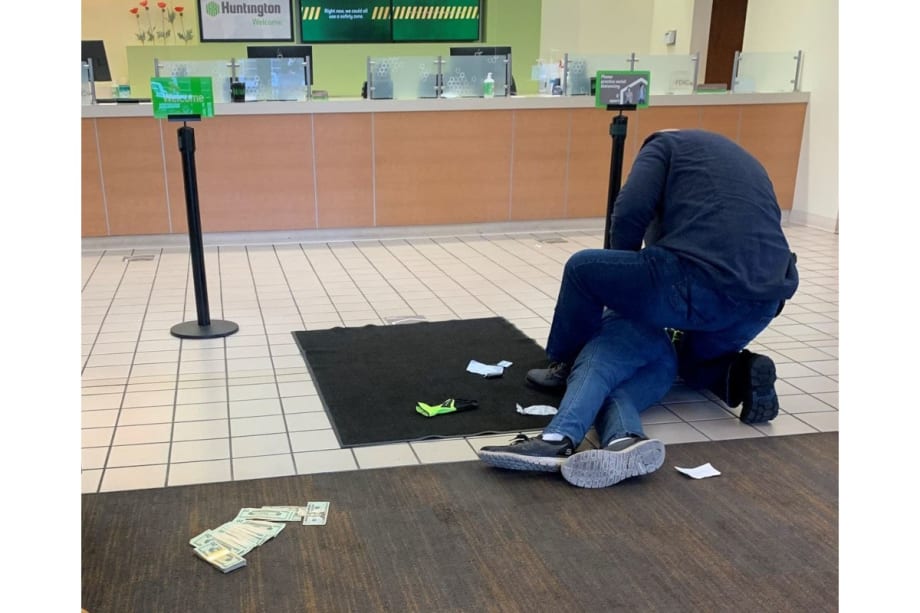 Ohio Lieutenant in Bank During Robbery Takes Down Suspect