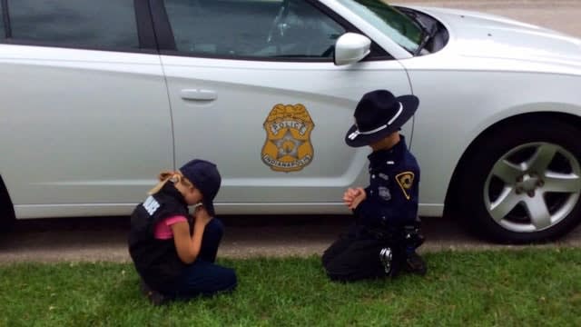 Indianapolis Police Post Photo on Facebook of Children Praying for Officer Father