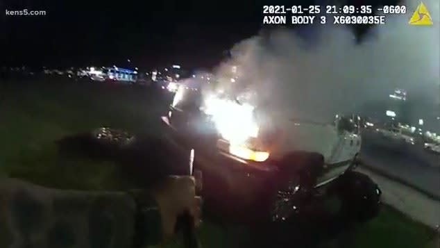 Texas Officers Rescue 2 People from Burning SUV
