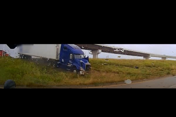 Video: Texas Officers Dodge Out-of-Control 18-Wheeler on Freeway