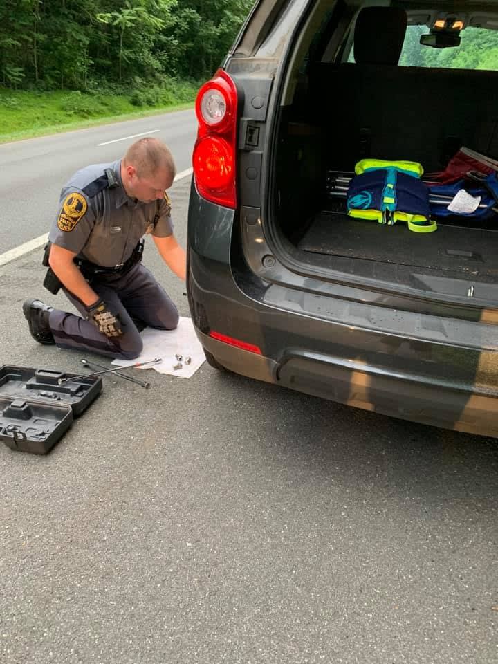 Motorist Thanks Virginia State Police Officer on Facebook for Changing Her Tire