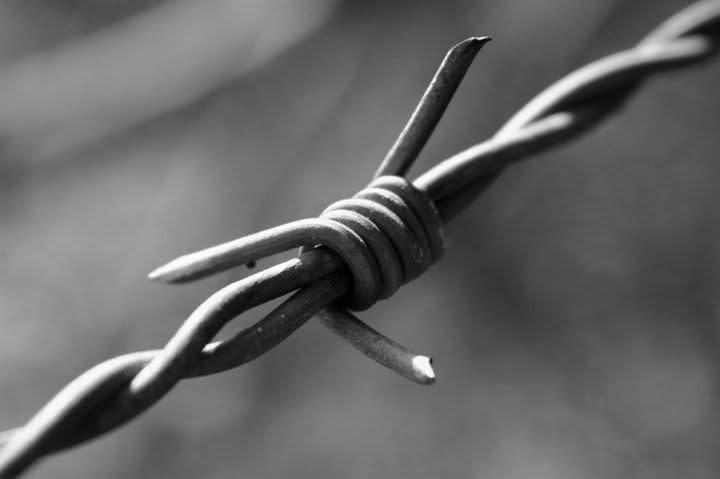 Smugglers Using Barbed Wire Traps Against Border Agents