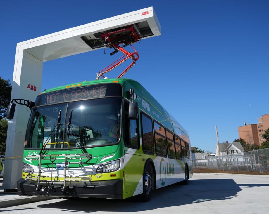 RIPTA Celebrates First Electric Bus In-Line Charging Station