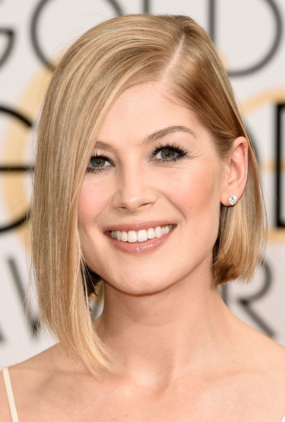 2015 Golden Globes How-To: Rosamund Pike’s Sleek Bob