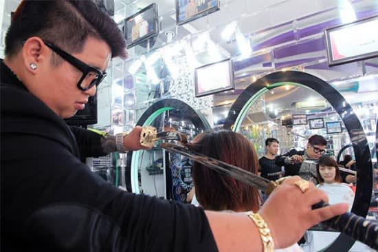 Hairdresser Cuts Hair Using Samurai Swords – Nothing to Worry About, Right?