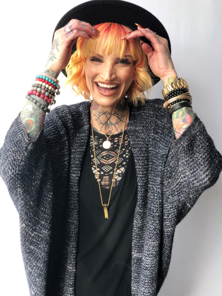 2019 MODERN SALON 100: Sarai Speer @ThePlatinumGiraffe