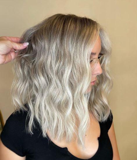 Artist Connective Member Saretta Bowerman Uses This Tool for Perfect Beachy Waves